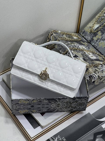 Dior
good quality,  
with box, 
🎁🎁🎁

size 22* 13 cm 

100 dhs🇦🇪

Zain12
♥️♥️♥️