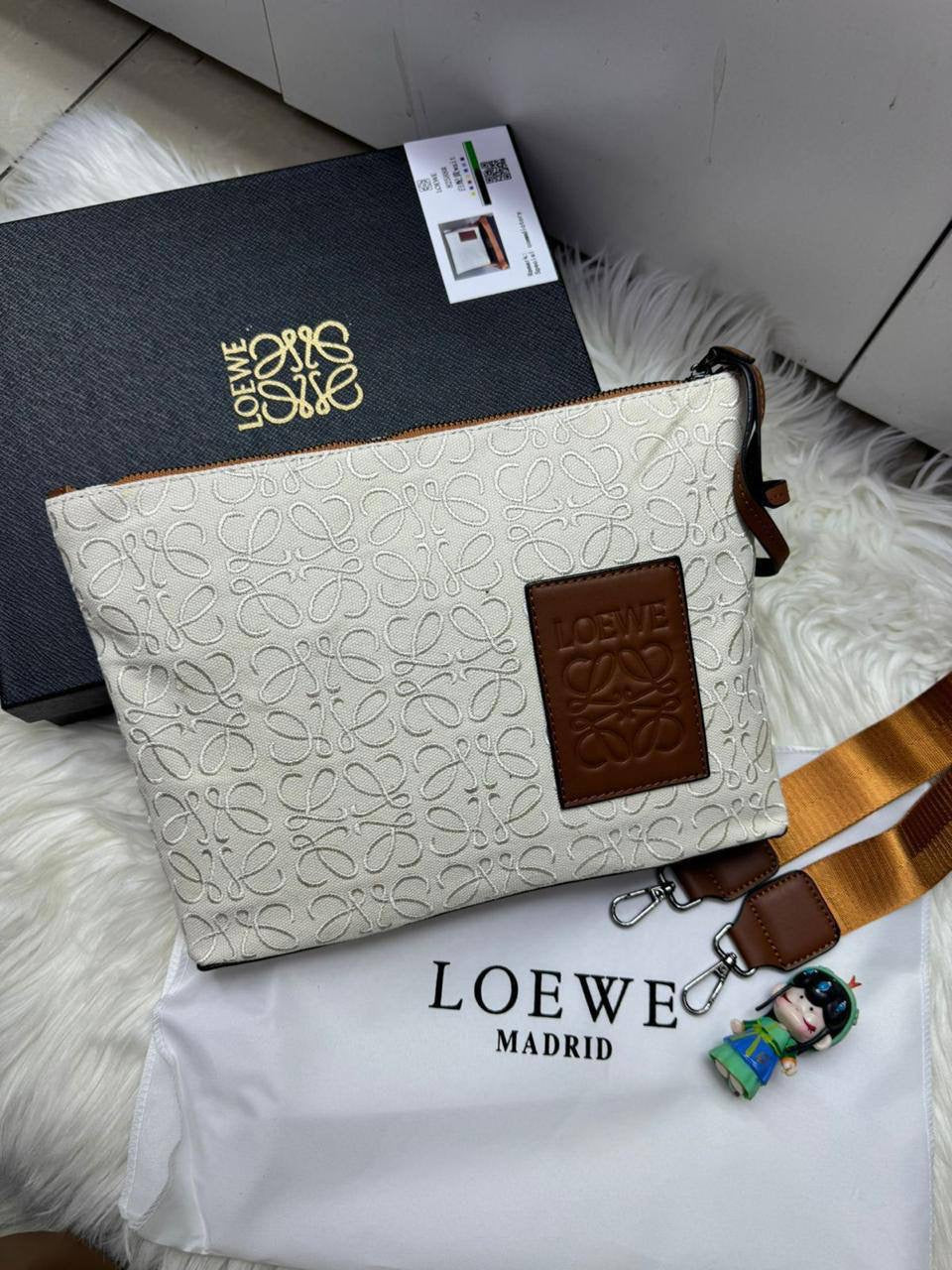 🎊 Offer 🎉  LOEWE
Size : 28 ~ 19 cm
75 dhs🇦🇪
with box 🎁

Zain115
♥️♥️♥️