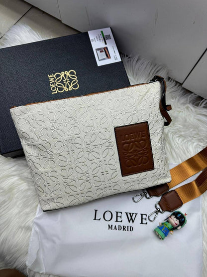 🎊 Offer 🎉  LOEWE
Size : 28 ~ 19 cm
75 dhs🇦🇪
with box 🎁

Zain115
♥️♥️♥️
