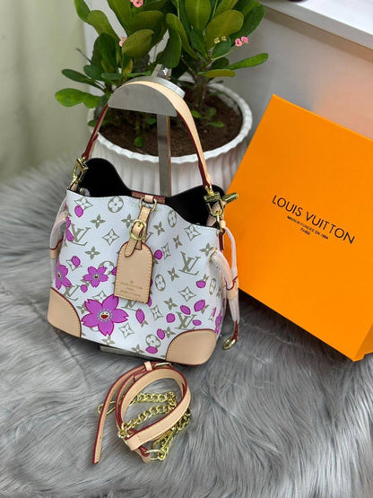 LV
SIZE……….  20 cm 
110 dhs🇦🇪

with BOX
🎁🎁🎁

Zain244
♥️♥️♥️