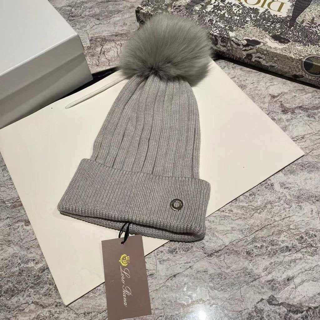 Loro piana winter hats 
Free size 
80 dhs🪙

Zain88
♥️♥️♥️