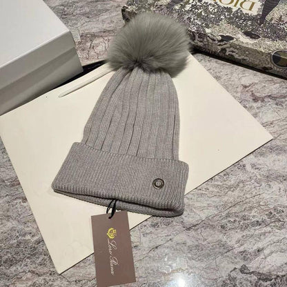 Loro piana winter hats 
Free size 
80 dhs🪙

Zain88
♥️♥️♥️