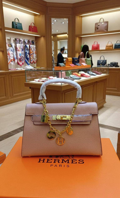 Hermes
Best quality 

with box’s 
🎁🎁🎁

90 dhs🇦🇪
size 22 cm

Zain158
♥️♥️♥️