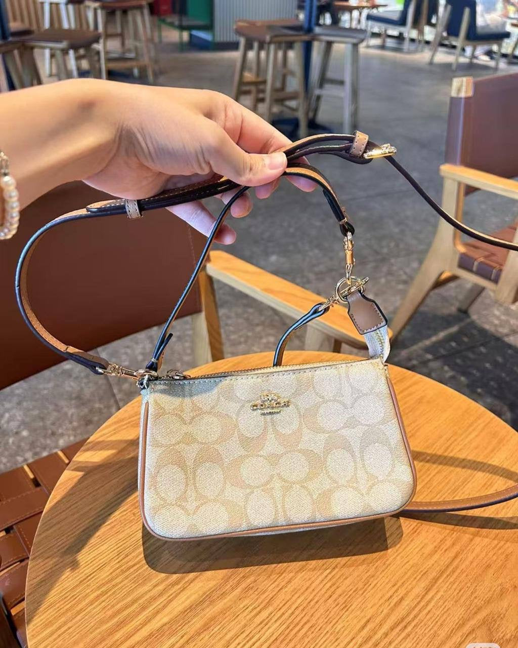 Coach Nalita

Size : 20 * 12 cm

80 dhs🇦🇪

with box 🎁

Zain115
♥️♥️♥️