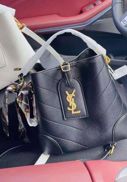 offer Coach Mollie / YSL
Size: 21.5 * 20.5  cm
80 dhs🇦🇪
with box🎁

Zain115
♥️♥️♥️