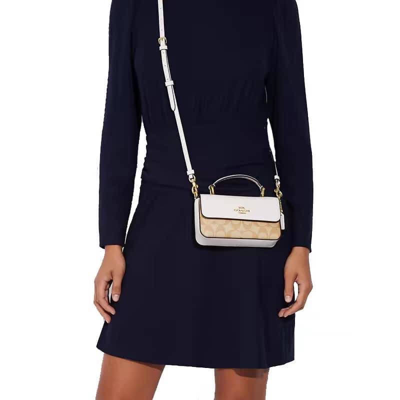 Coach
85 dhs🇦🇪

with box
🎁🎁🎁

size 19cm

Zain26
♥️♥️♥️