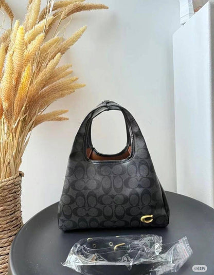 Coach Lana
Size: 23 *31 cm
105 dhs🇦🇪
with box🎁

Zain115
♥️♥️♥️