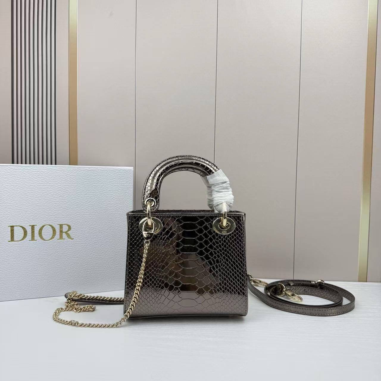 Dior Master 

300 dhs🇦🇪

With box
🎁🎁🎁

#17cm

Zain228
♥️♥️♥️