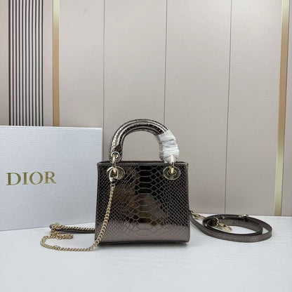 Dior Master 

300 dhs🇦🇪

With box
🎁🎁🎁

#17cm

Zain228
♥️♥️♥️