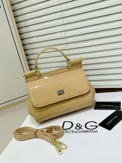 D&G
Size : 20 * 15 * 9 cm
105 dhs🪙
with box 🎁

Zain115
♥️♥️♥️