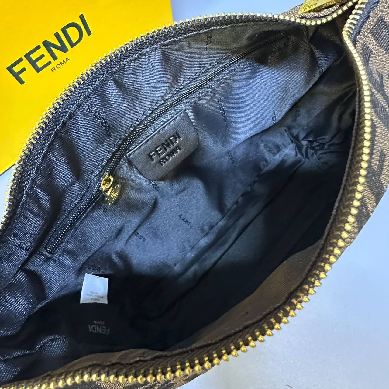 FENDI

 NEW CAME GOOD QUALITY 
WITH BOX 
🎁🎁🎁

90 dhs🇦🇪

Zain39
♥️♥️♥️