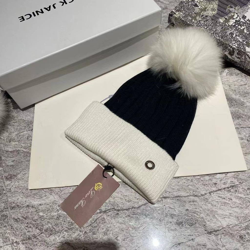 Loro piana winter hats 
Free size 
80 dhs🪙

Zain88
♥️♥️♥️