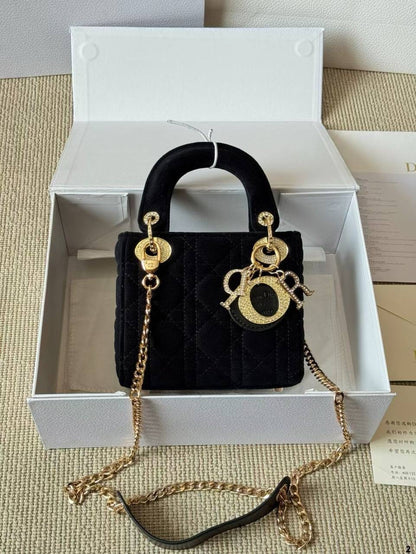 Dior Master 
270 dhs🇦🇪

Zain141
♥️♥️♥️