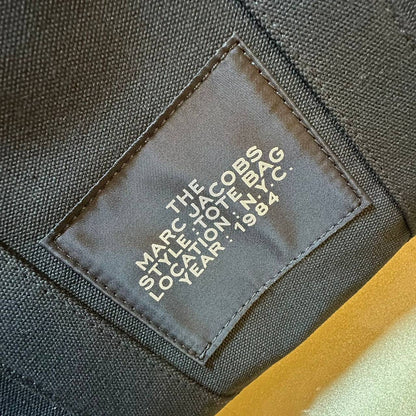 MARC JACOBS 
TOTE BAG GOOD QUALITY 
100 dhs🇦🇪
SIZE:32cm

Zain39
♥️♥️♥️