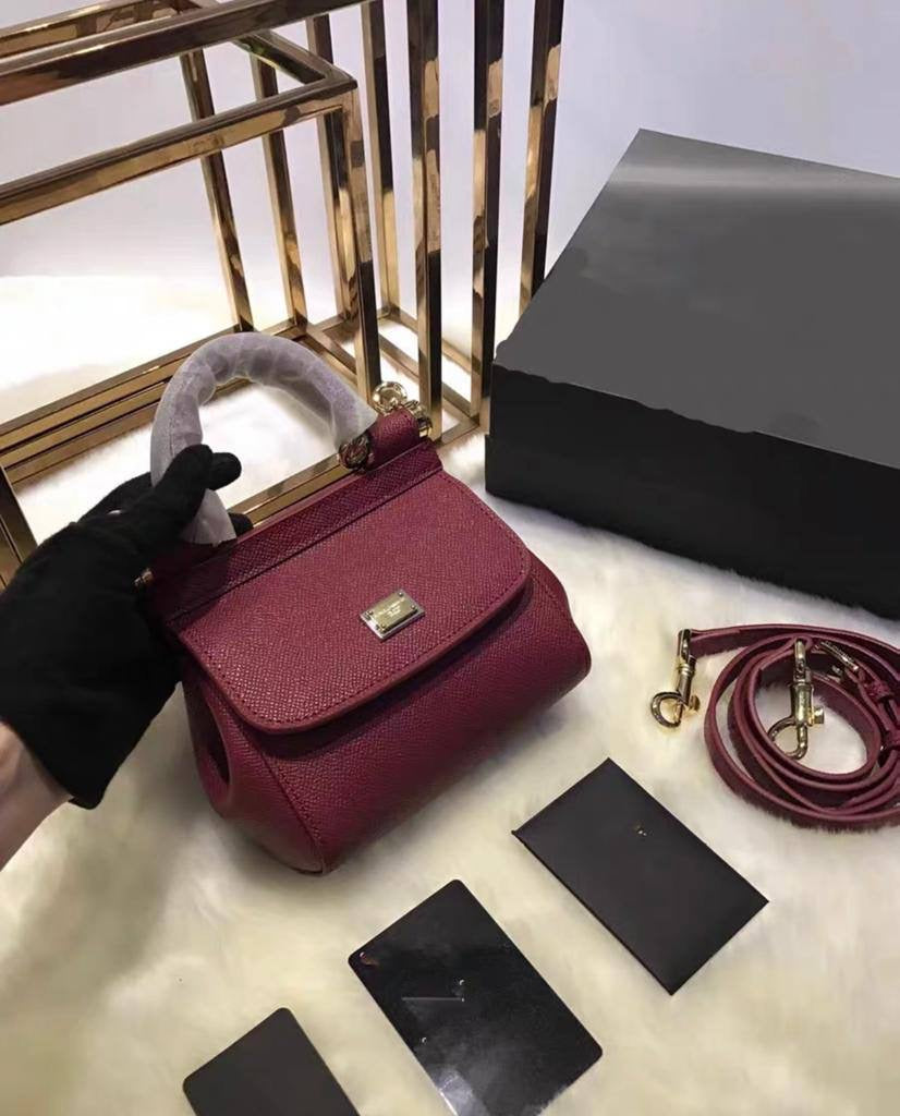 D&G

100 dhs🇦🇪

with box
🎁🎁🎁

size 20cm

Zain26
♥️♥️♥️