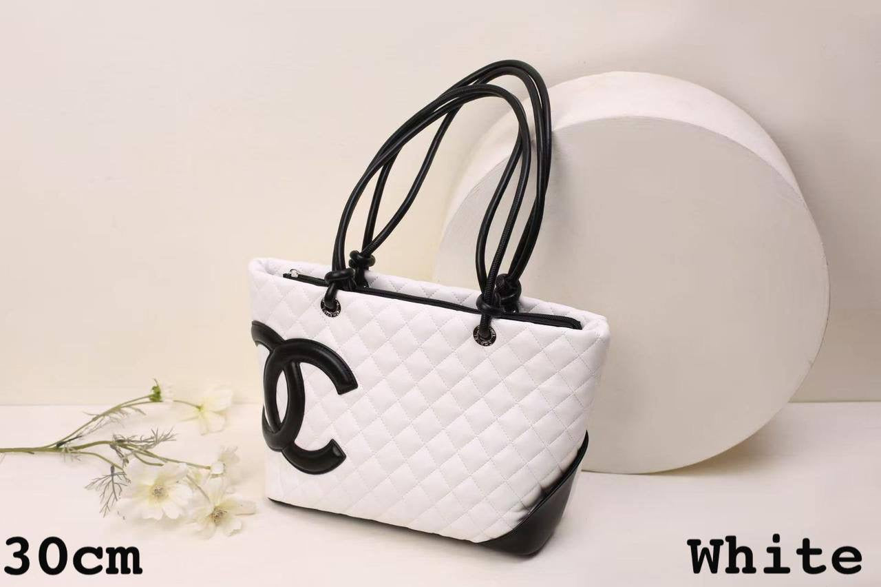 Chanel ᴄᴀᴍʙᴏɴ ᴛᴏᴛᴇ  
sʜᴏᴜʟᴅᴇʀ ʙᴀɢ
ᴡɪᴛʜᴏᴜᴛ ʙᴏx

sɪᴢᴇ:30ᴄᴍ
105 dhs🇦🇪

Zain56
♥️♥️♥️