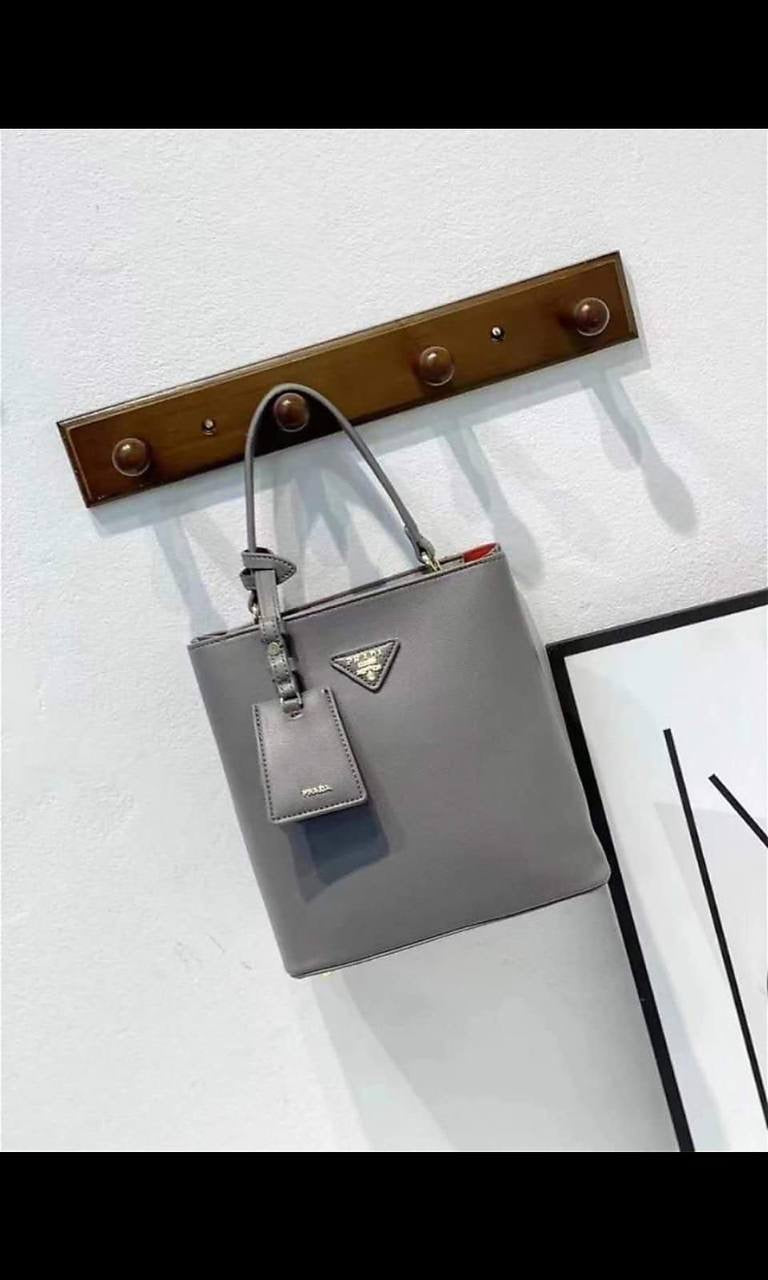 Prada 
Good Quality 

With Box 
🎁🎁🎁

105 dhs🇦🇪

Zain250
♥️♥️♥️