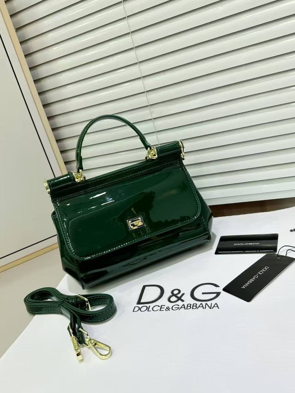 Dolce & Gabbana 
Size : 20 * 15 * 9 cm
110 dhs🇦🇪

with box 
🎁🎁🎁

Zain115
♥️♥️♥️