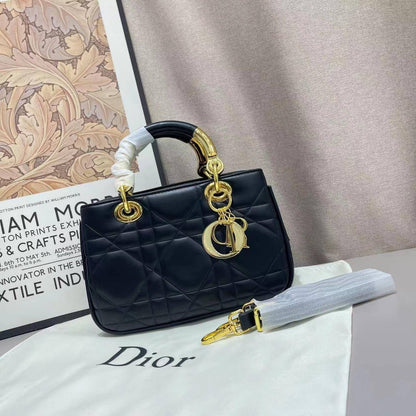 🎉 Offer 🎊  Prada / Hermes / Chloe / Dior
offer
Size :27 ~ 25 * 22 cm
70 dhs🇦🇪
Limit Stock

Zain115
♥️♥️♥️