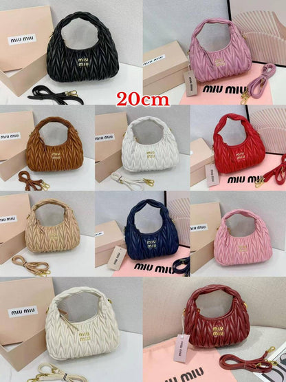 Miu Miu

with box
🎁🎁🎁

95 dhs🇦🇪
20 cm 

Zain253
♥️♥️♥️