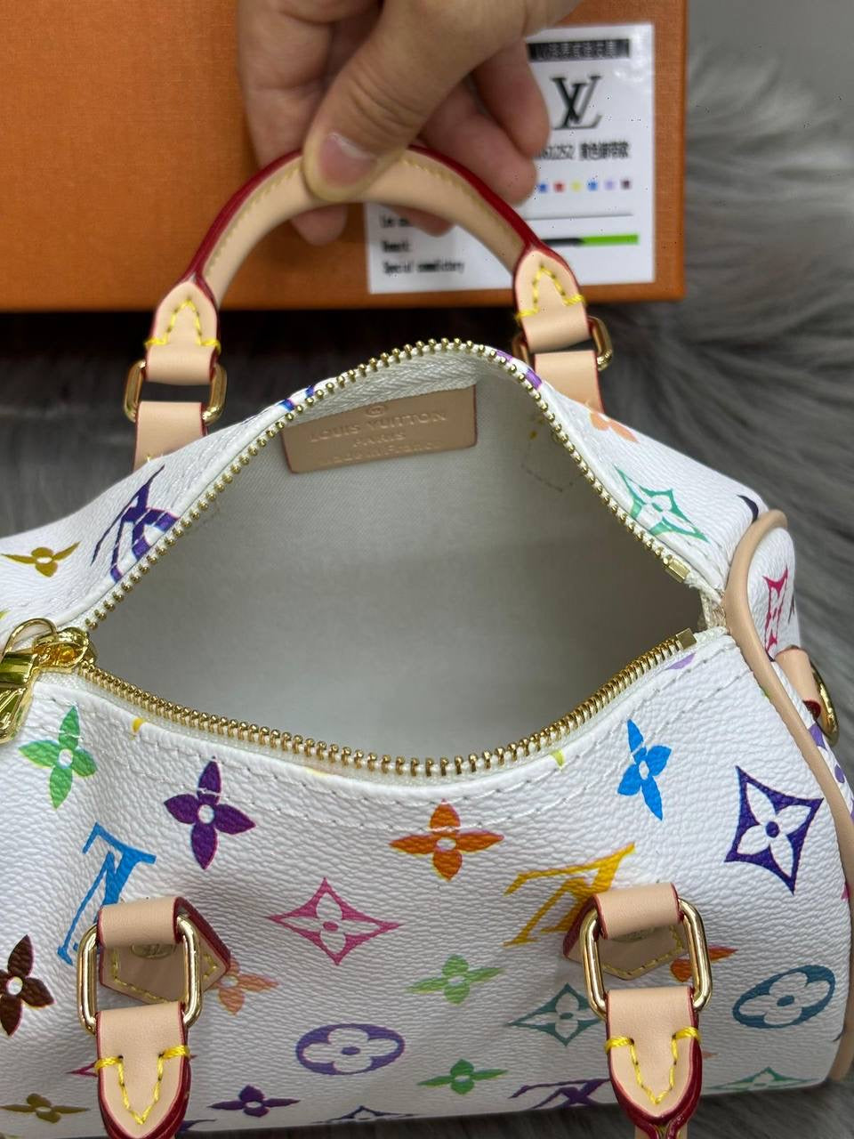 LV
SIZE  ……… 17cm 

80 dhs🇦🇪

with box
🎁🎁🎁

Zain244
♥️♥️♥️