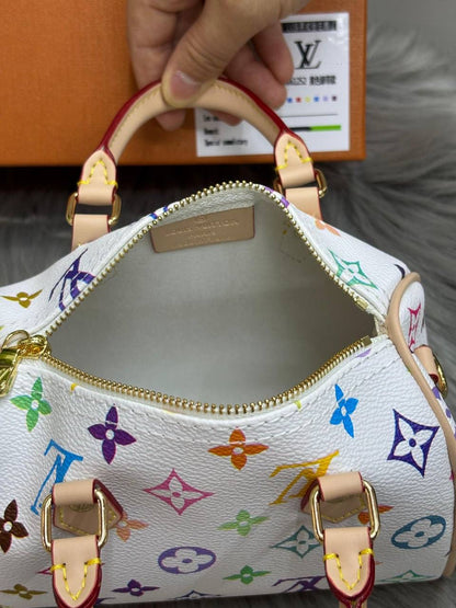 LV
SIZE  ……… 17cm 

80 dhs🇦🇪

with box
🎁🎁🎁

Zain244
♥️♥️♥️