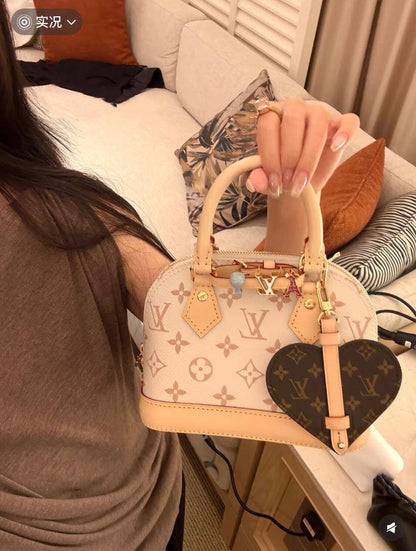LV
105 dhs🇦🇪

with box
🎁🎁🎁

size 20×10×13cm

Zain42
♥️♥️♥️