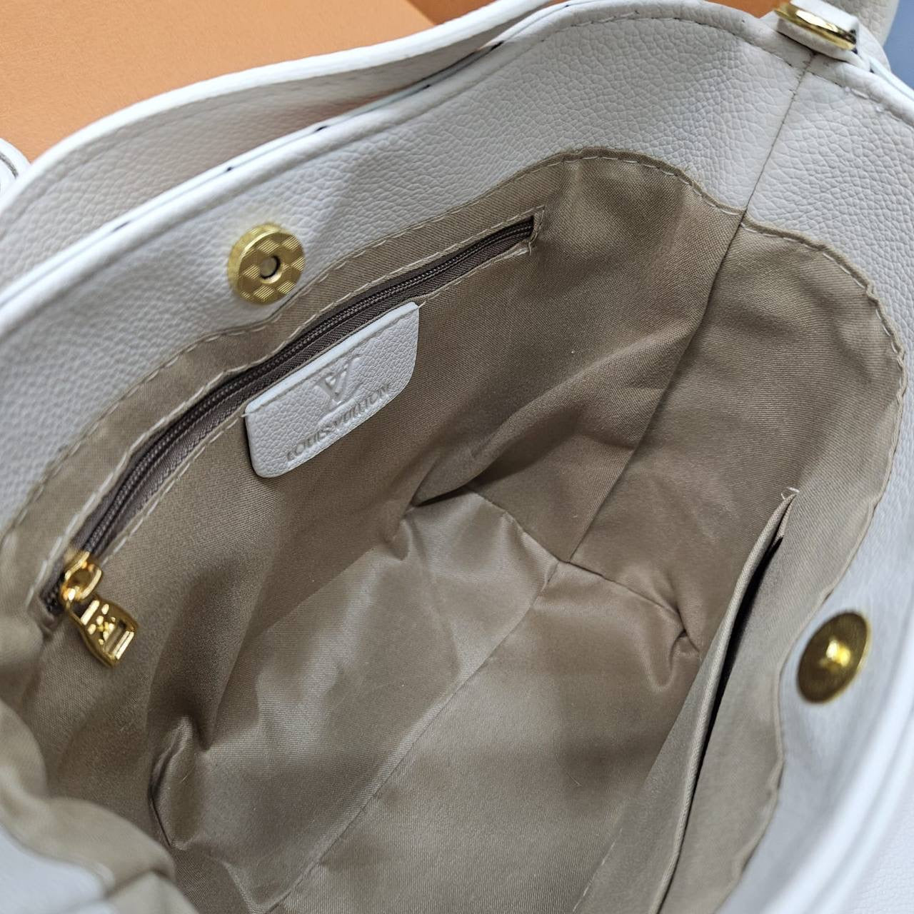 LV
ᴀʟʟ ɪɴ BB ᴍᴏɴᴏɢʀᴀᴍ
sɪᴢᴇ: 26 x 14 x 20 cm
ᴡɪᴛʜ BOX
🎁🎁🎁

75 dhs🇦🇪

Zain31
♥️♥️♥️