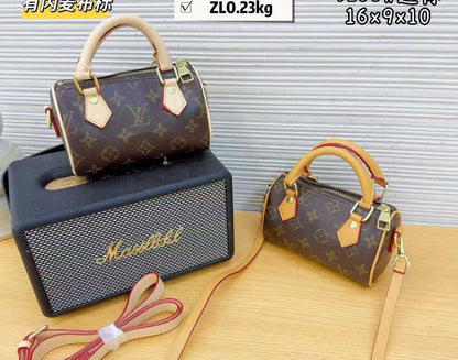 LV

80 dhs🇦🇪

with box
🎁🎁🎁

size 16×9×10cm

Zain42
♥️♥️♥️