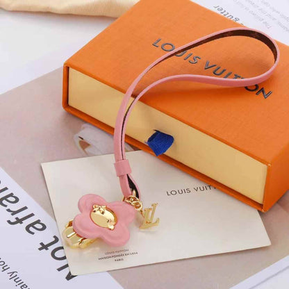 Lv Keychain & BAG charm 
Master 
70 dhs🇦🇪

with GOOD Box And Paper Bag🎁

Zain89
♥️♥️♥️