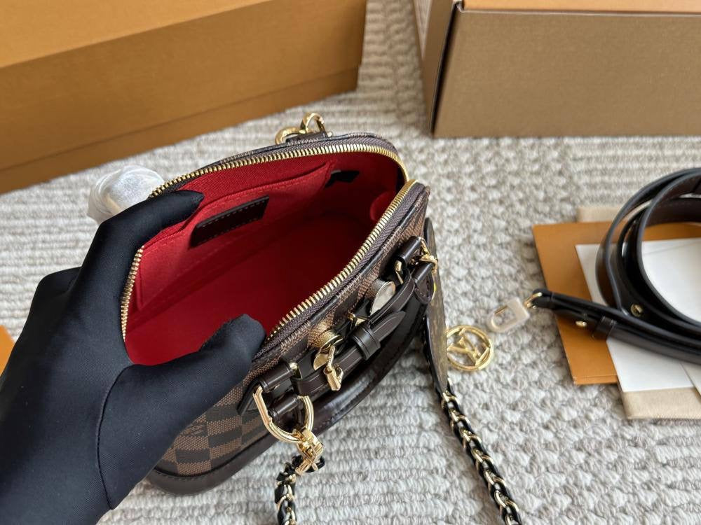 LV
105 dhs🇦🇪

with box
🎁🎁🎁

size 20×10×13cm

Zain42
♥️♥️♥️