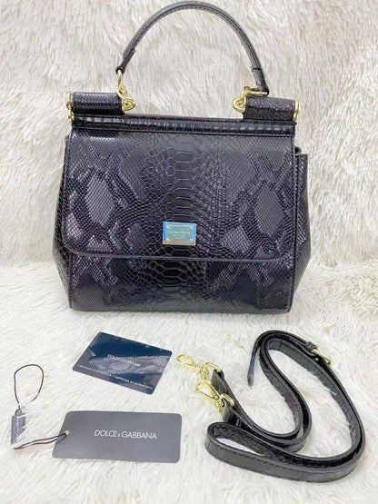 D&G

Size: 25 * 20 * 12 cm
80 dhs🇦🇪

Zain115
♥️♥️♥️