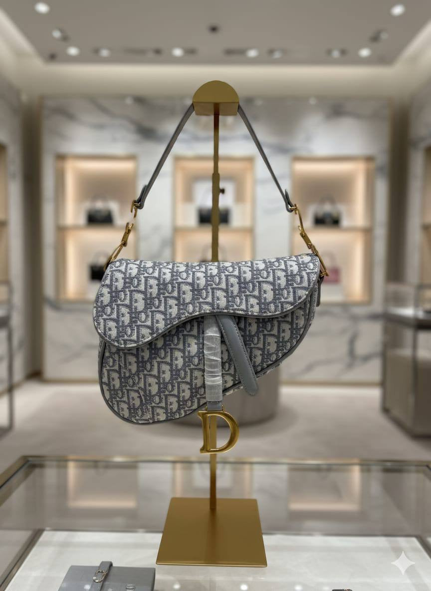 Dior
Good quality 
with box 
🎁🎁🎁

120 dhs🇦🇪

Zain186
♥️♥️♥️