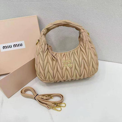 Miu Miu

with box
🎁🎁🎁

95 dhs🇦🇪
20 cm 

Zain253
♥️♥️♥️