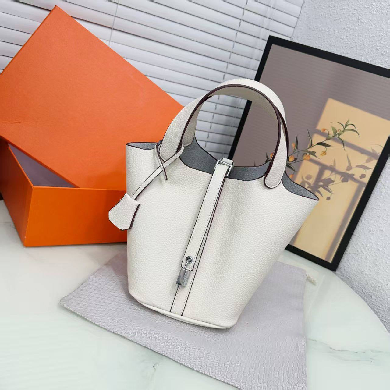 Hermes

with box 
🎁🎁🎁

95 dhs🪙

Zain50
♥️♥️♥️