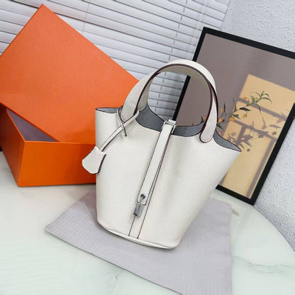 Hermes

with box 
🎁🎁🎁

95 dhs🪙

Zain50
♥️♥️♥️