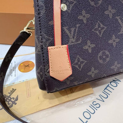 LV
20*14*7 cm 

With box
 🎁🎁🎁

80 dhs🇦🇪

Zain17
♥️♥️♥️