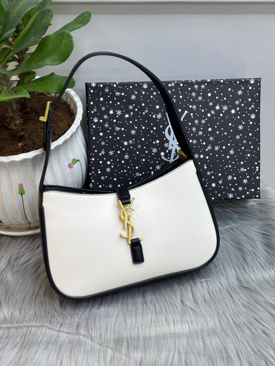 YSL 

SIZE  ………  25 CM 

95 dhs🇦🇪

with BOX
🎁🎁🎁

Zain244
♥️♥️♥️