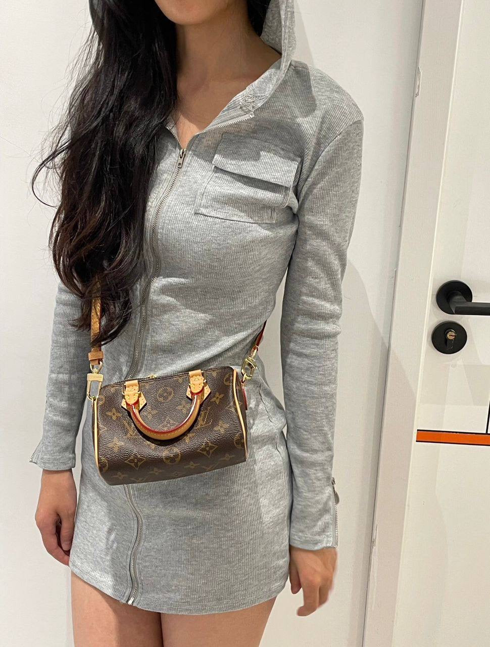 LV

80 dhs🇦🇪

with box
🎁🎁🎁

size 16×9×10cm

Zain42
♥️♥️♥️