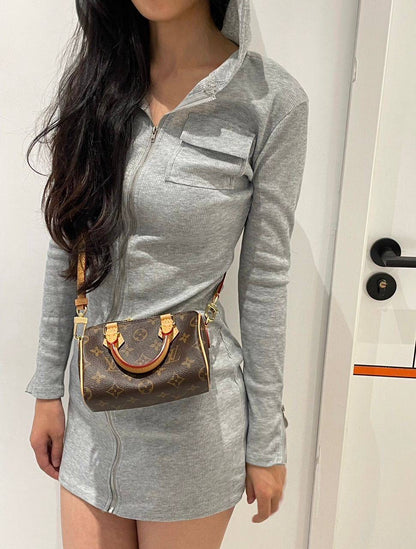 LV

80 dhs🇦🇪

with box
🎁🎁🎁

size 16×9×10cm

Zain42
♥️♥️♥️