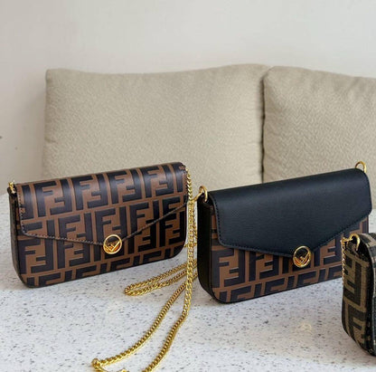 Fendi

SMALL FENDI 

85 dhs🇦🇪

with box
🎁🎁🎁

Zain90
♥️♥️♥️