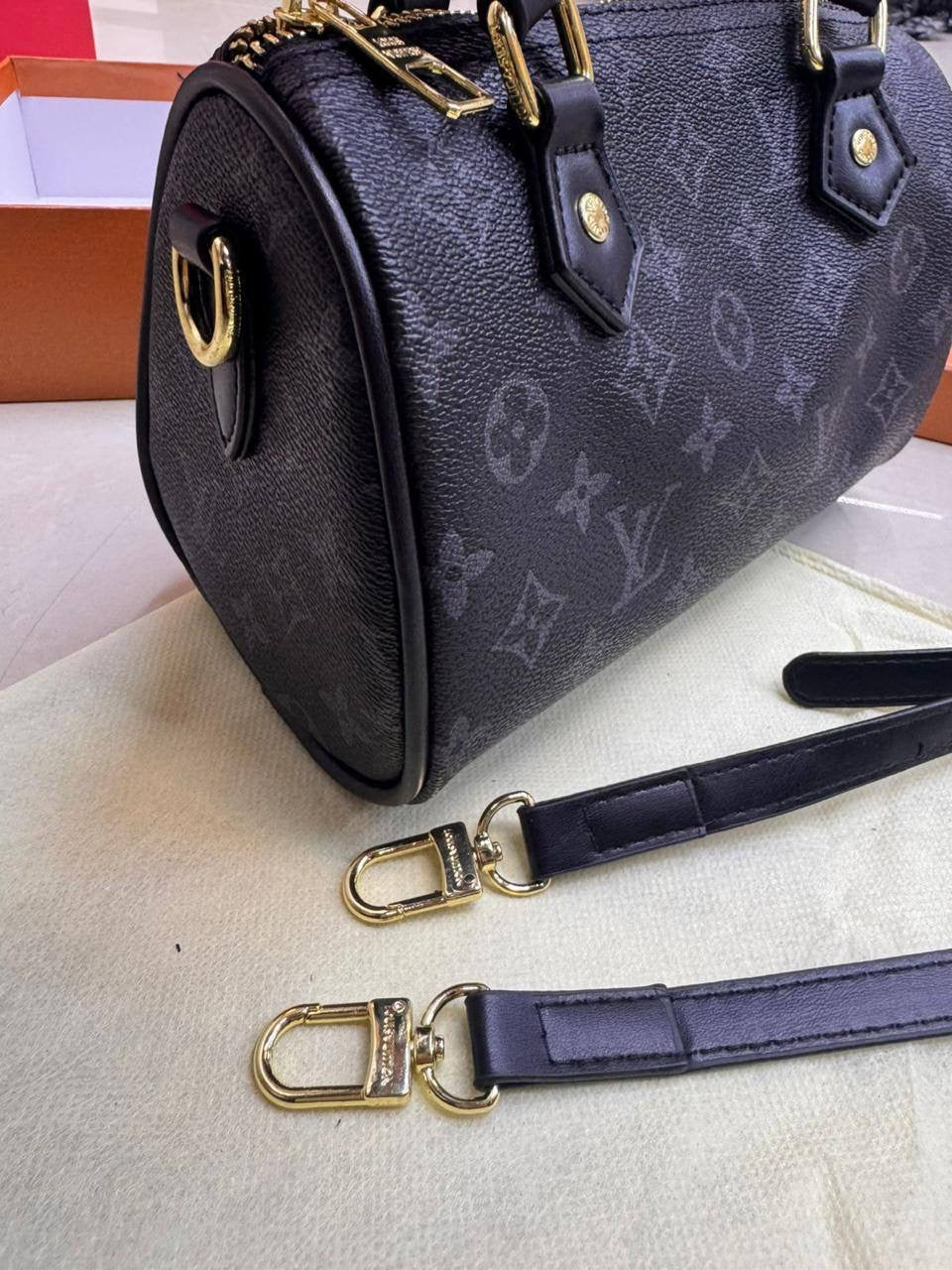 LV Speedy
Size : 22 * 15 cm
85 dhs🇦🇪
with box🎁

Zain115
♥️♥️♥️