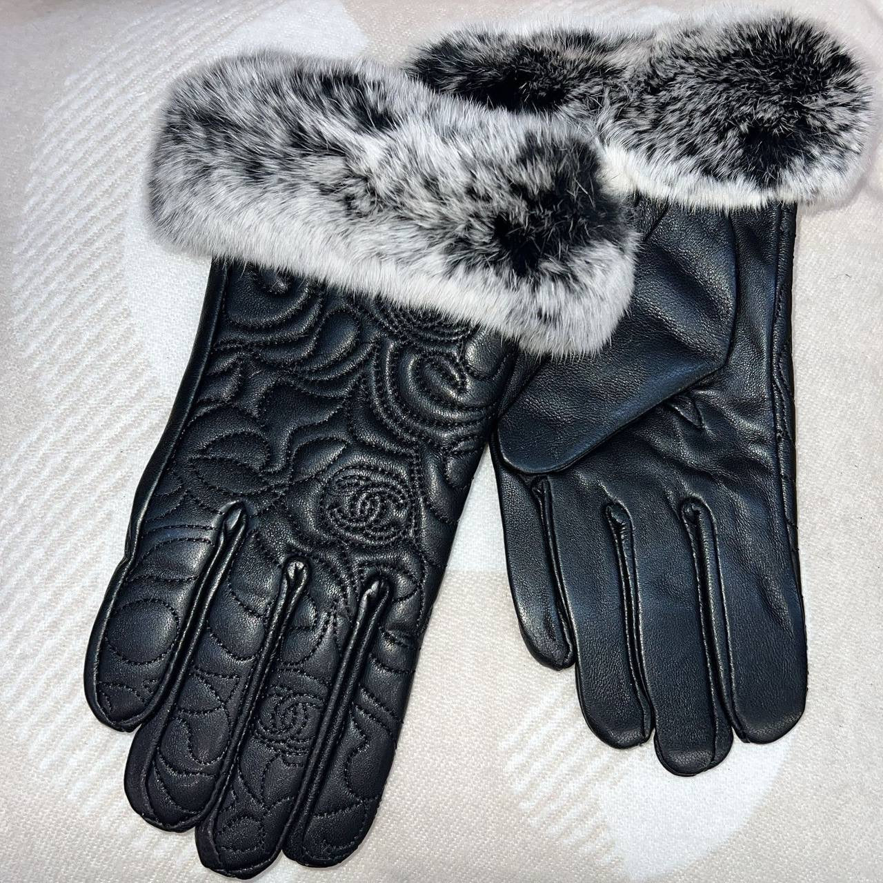 Women Gloves 
Free size 
80 dhs🪙

Zain88
♥️♥️♥️