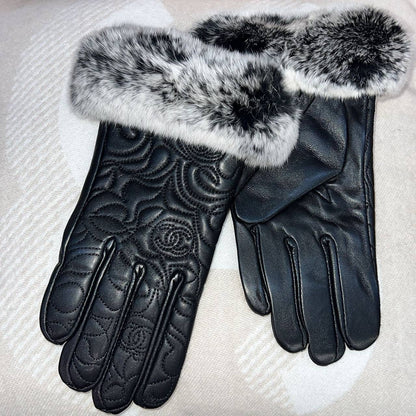 Women Gloves 
Free size 
80 dhs🪙

Zain88
♥️♥️♥️