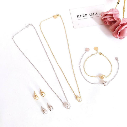 Fendi Set 
Necklace 
Earrings 
Bracelet 

Master quality 
115 dhs🇦🇪 normal box🎁

Zain48
♥️♥️♥️