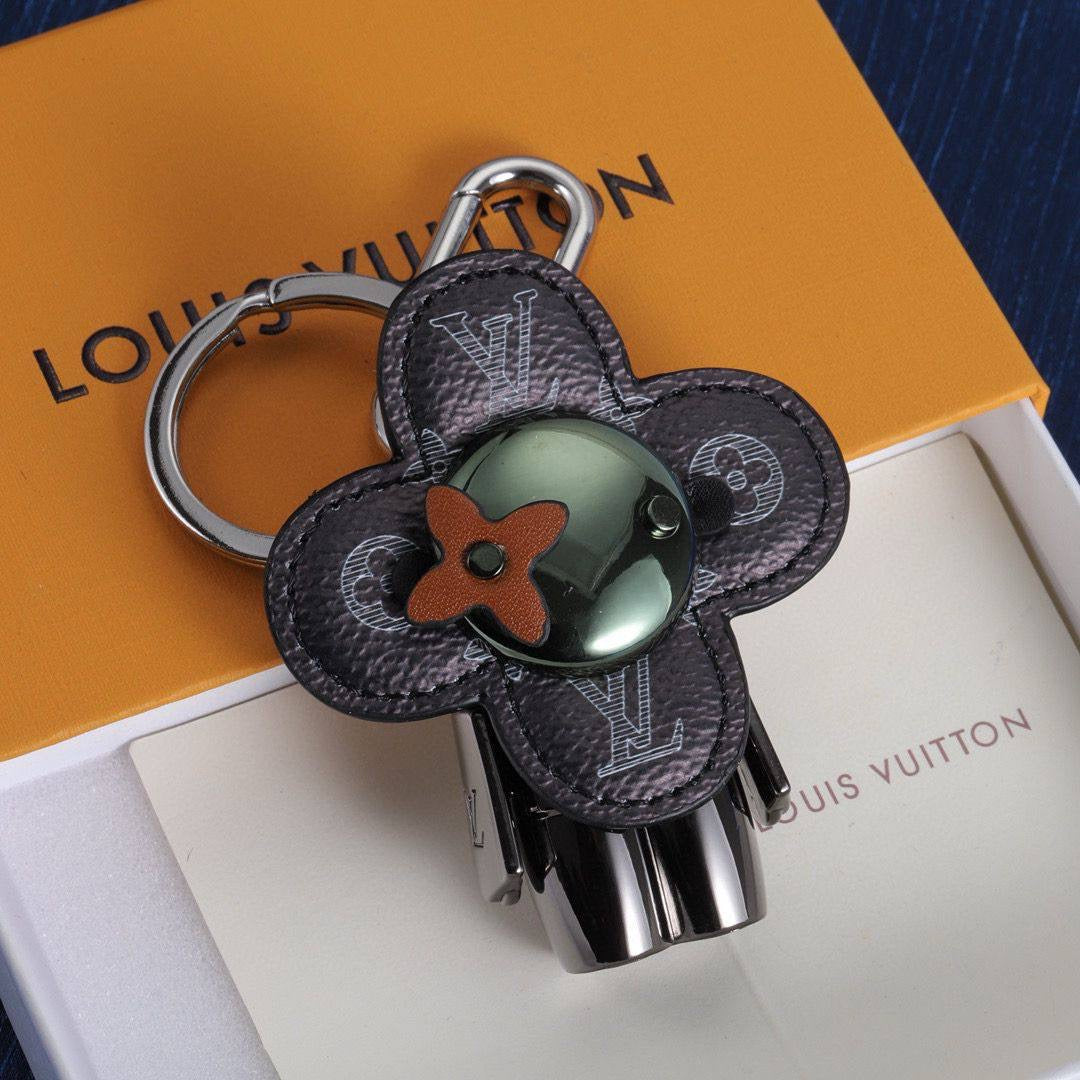Lv Keychain & BAG 
charm with 

110 dhs🇦🇪

GOOD Box And Paper Bag🎁

Zain89
♥️♥️♥️