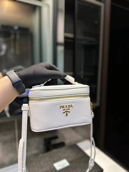🎊 Offer 🎉 Prada 
 Good quality +🎁
Size: 25 * 15 cm
60 dhs🇦🇪
with box 🎁

Zain115
♥️♥️♥️