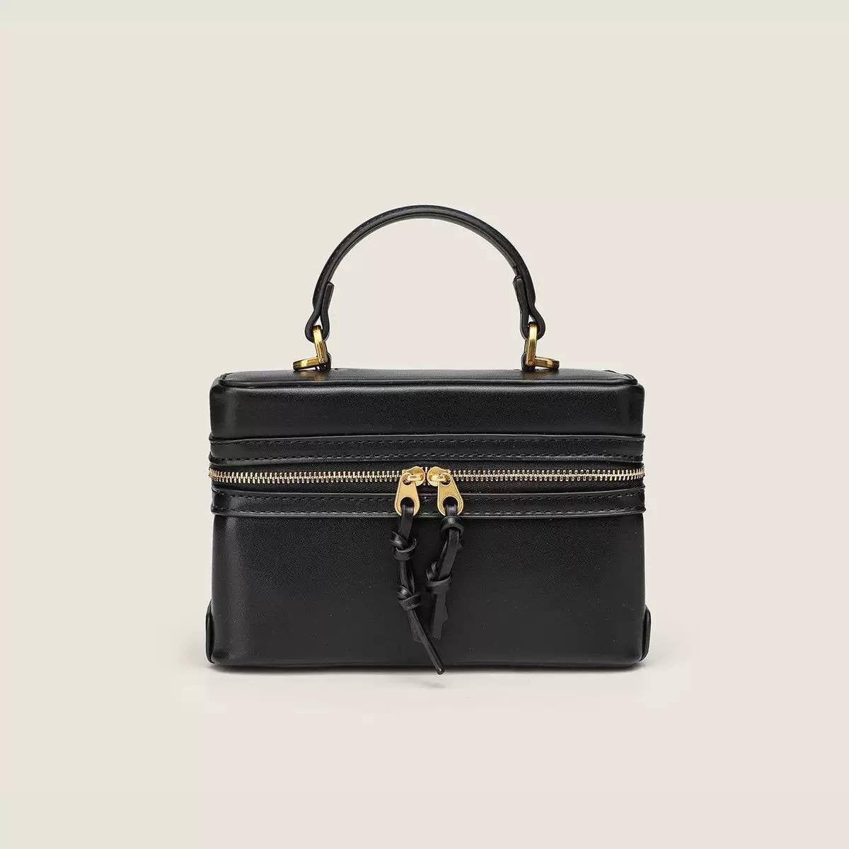 🎉 Offer 🎊  Loro Piana
High Quality 
Size : 19 *  12.5 * 7 cm
70 dhs🇦🇪

Zain115
♥️♥️♥️
