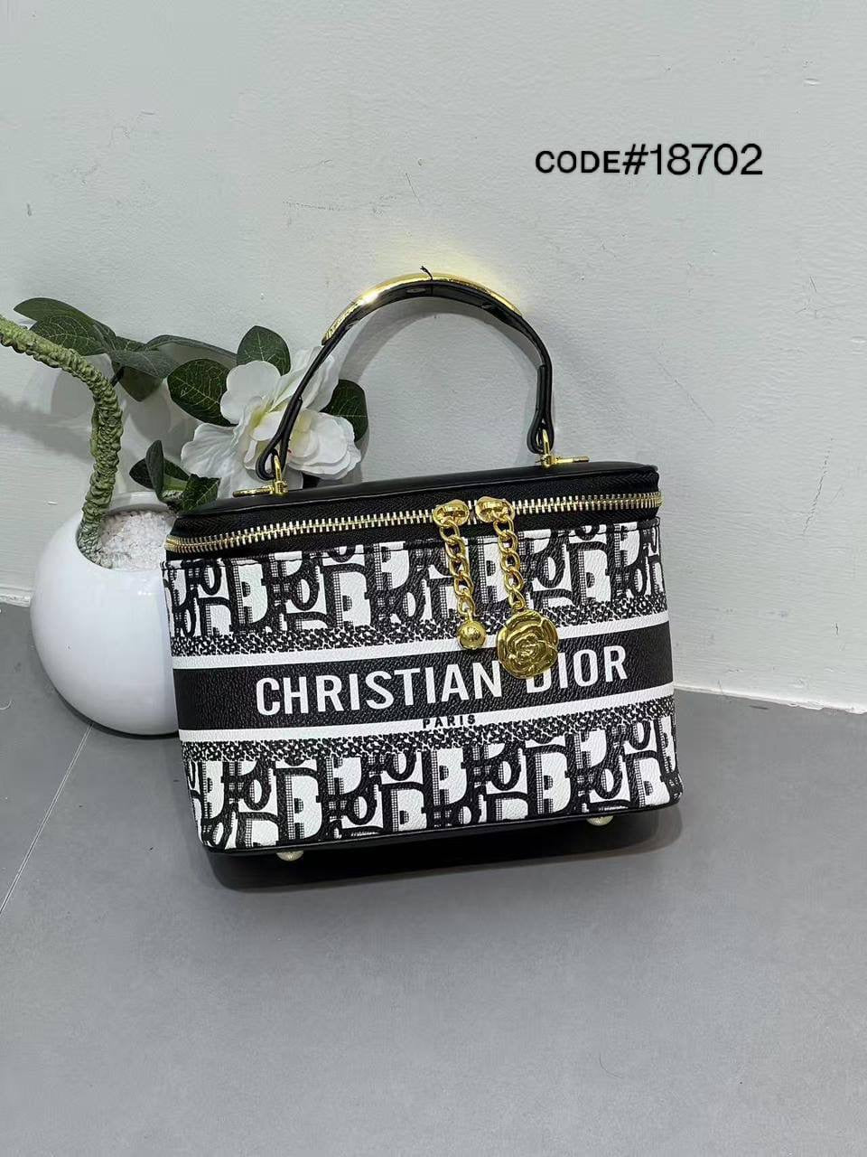 CHRISTIAN DIOR
ᴠᴀɴɪᴛʏ ᴛᴏᴘ ʜᴀɴᴅʙᴀɢ
sʟɪɴɢ ᴄʜᴀɪɴ ʙᴀɢs
sɪᴢᴇ : 20 cm

60 dhs🇦🇪

Zain31
♥️♥️♥️