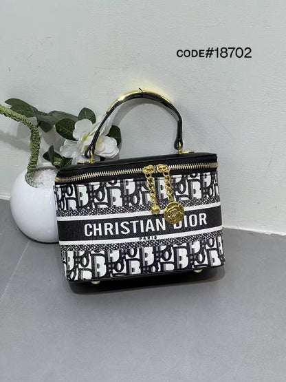 CHRISTIAN DIOR
ᴠᴀɴɪᴛʏ ᴛᴏᴘ ʜᴀɴᴅʙᴀɢ
sʟɪɴɢ ᴄʜᴀɪɴ ʙᴀɢs
sɪᴢᴇ : 20 cm

60 dhs🇦🇪

Zain31
♥️♥️♥️